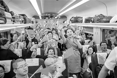 10月1日，乘客們在列車上共同慶祝新中國成立70周年。 蘭州局集團供圖